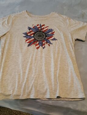 Women's Short-Sleeve Gray Tee with Patriotic Sunflower Graphic